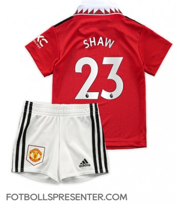 Manchester United Luke Shaw #23 Hemmatröja Barn 2022-23 Kortärmad (+ korta byxor)